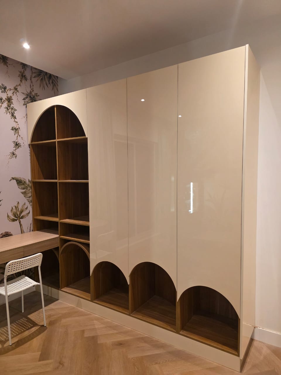 Lamer Residences, Dubai: gloss wardrobe with arched display niches